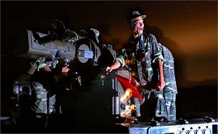 Tiểu đội chỉ huy pháo 57mm thực hành sục sạo mục tiêu ban đêm