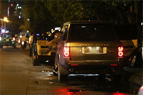 Còn chiếc xe Thanh Hằng sở hữu là chiếc Mercedes-Benz GLK Deluxe màu trắng, có giá khoảng 88.000 USD.