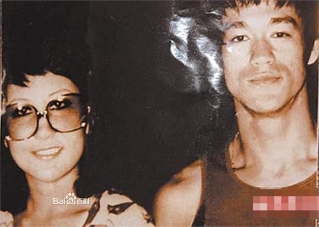 Bà quen biết Lý Tiểu Long năm 1972 qua sự giới thiệu của Trâu Văn Hoài. 