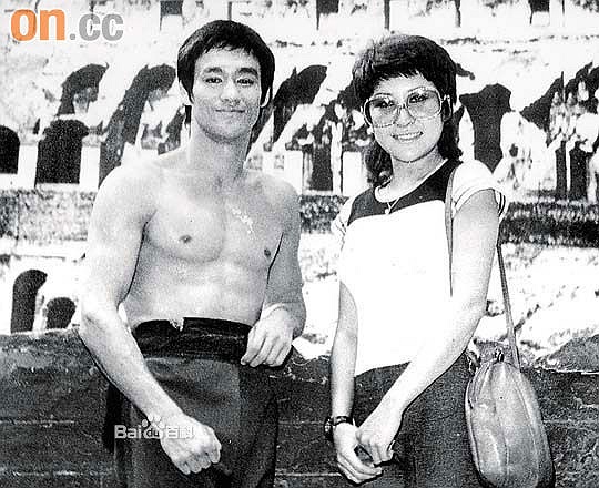 Hiện tại bà đang sống một mình và nuôi con gái.