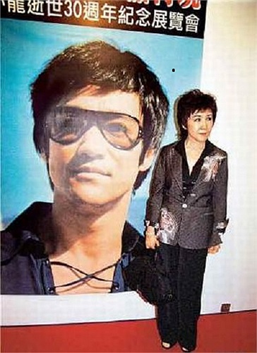 Sự việc đã khiến mối tình vụng trộm của Lý Tiểu Long và nữ diễn viên họ Đinh vỡ lở.