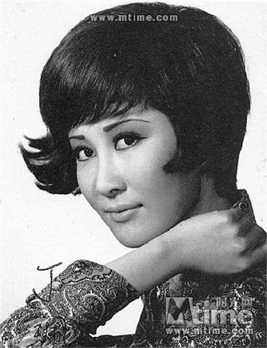 Sau khi Lý Tiểu Long qua đời, để bịt miệng Đinh Bội và giữ danh dự cho Lý Tiểu Long, có người đã ép bà tự sát.