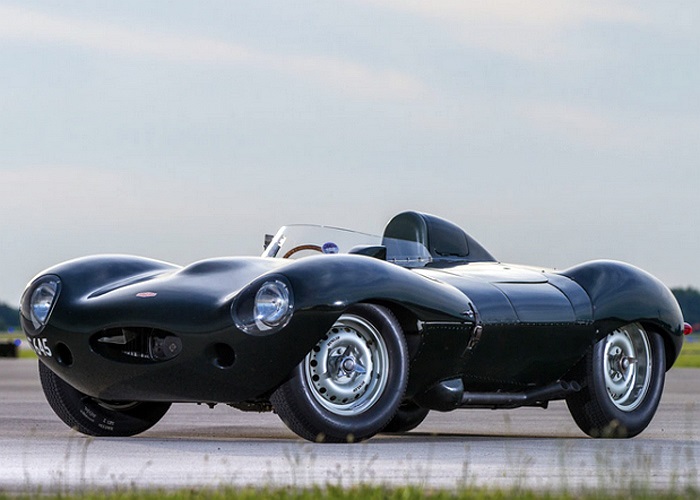Jaguar D-Type 1955 được dự đoán có giá từ 4 đến 5 triệu USD. Đây là một trong những chiếc xe đua từng tham gia giải đua danh giá LeMans và từng đạt vị trí số 2. Jaguar D-Type được trang bị động cơ 6 xy lanh công suất 300 mã lực.