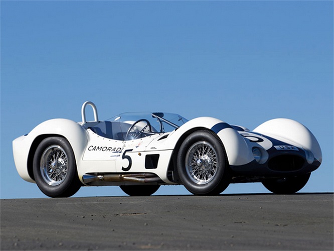 Maserati Tipo 61 ‘Birdcage’ đời 1960 được dự đoán có giá từ 3 đến 4 triệu USD. Đây là một dòng xe đua từng mang lại thắng lợi ngắn ngủi cho Maserati tại giải đua năm 1960 nhờ động cơ 4 xy lanh công suất 250 mã lực và hộp số sàn 5 cấp. 