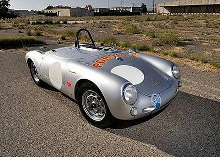 Porsche 550/1500 RS Spyder đời 1955 được dự đoán có giá từ 2,9 đến 3,5 triệu USD. Đây là một mẫu xe đua mang tính biểu tượng của Porsche với động cơ 4 xy lanh công suất 125 mã lực và hộp số sàn 4 cấp. 