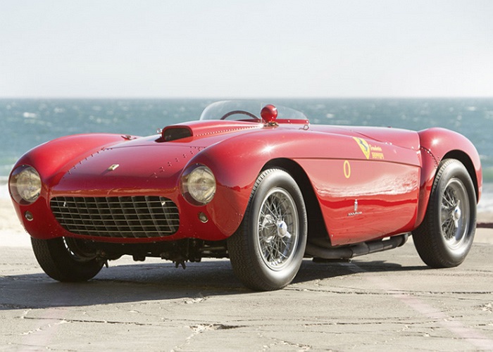 Ferrari 500 Mondial Spider Series I đời 1954 được dự đoán có giá từ 2,75 đến 3,25 triệu USD. Đây cũng là một mẫu xe đua có tiếng trong thập niên 50 với động cơ 4 xy lanh công suất 190 mã lực cùng hộp số sàn 4 cấp. 