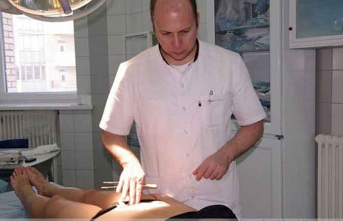 Bác sĩ khám cho quý bà có vòng 2 to quá khổ. Đây là trăn trở của nhiều phụ nữ sau khi sinh xong không chăm chỉ tập luyện và ăn uống nên vòng eo trở nên đầy mỡ.