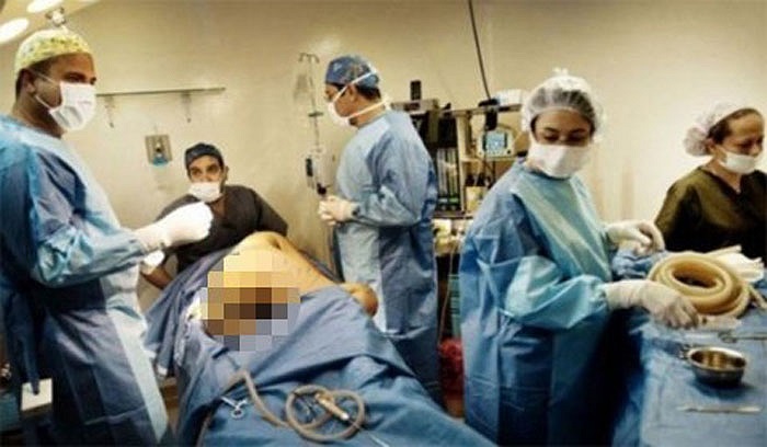 Các bác sĩ chuẩn bị phẫu thuật.