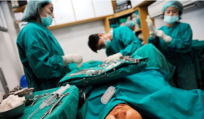Các bác sĩ tiến hành các ca phẫu thuật.