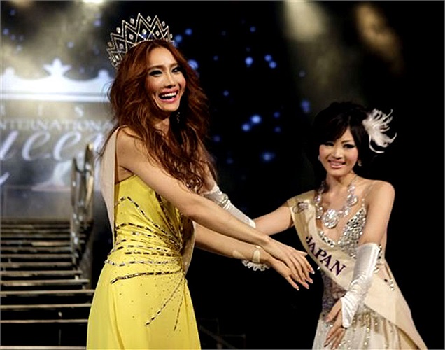 Hoa hậu chuyển giới Hàn Quốc và hoa hậu chuyển giới Nhật Bản trong đêm đăng quang.