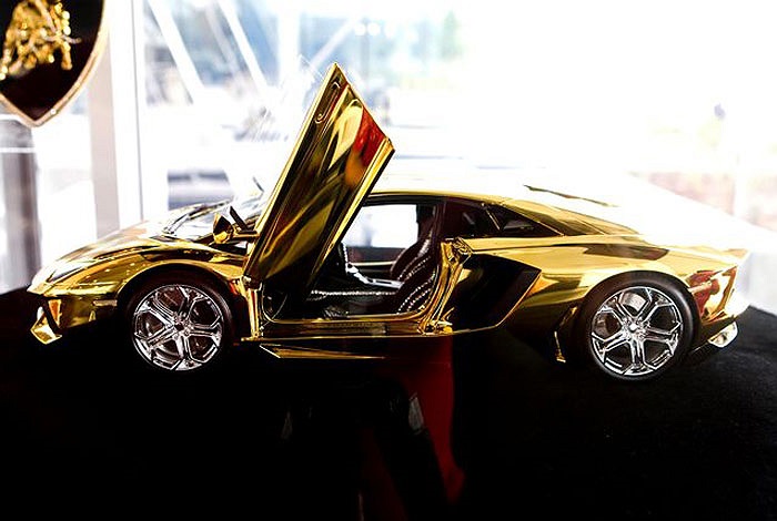 Không có khả năng vận hành và có tác dụng chính là trưng bày nhưng siêu xe mô hình của mẫu Lamborghini Aventador LP700-4 do nhà thiết kế Robert Gulpen chế tác thực sự là một siêu phẩm cả về độ tinh tế trong thiết kế lẫn độ độc và đắt. 