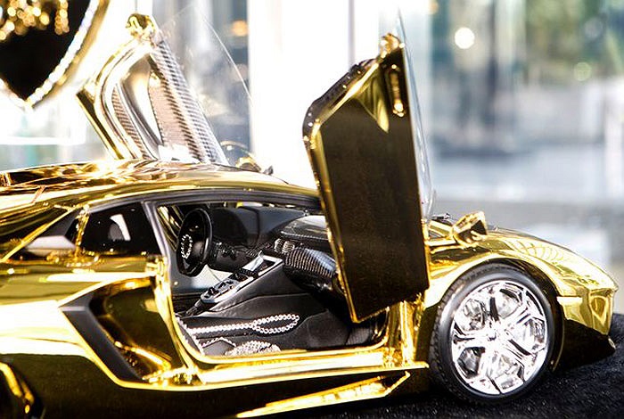 Xe được chạm khắc từ 500 kg vàng khối với khuôn đúc dựng lên từ mô hình máy tính của mẫu siêu xe Lamborghini Aventador thật. 