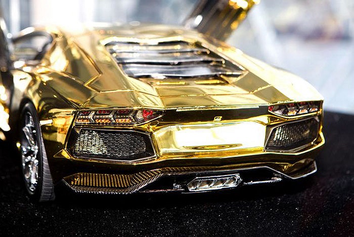 Dù được tạo nên bằng 25 kg vàng nhưng siêu mô hình này không chỉ được làm bằng vàng và còn có la-zăng bằng sợi thủy tinh và nội thất đính đá quý. 