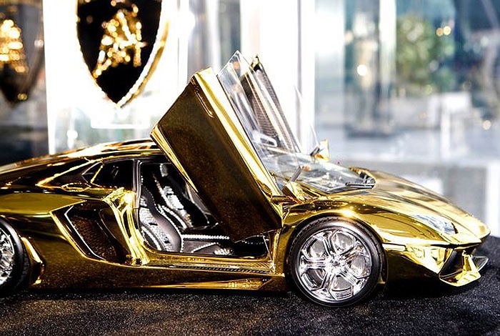 Tổng giá trị của số kim cương gắn trên xe vào khoảng 1,4 triệu USD và giá trị của số kim loại quý trên xe vào khoảng 2,6 triệu USD. 