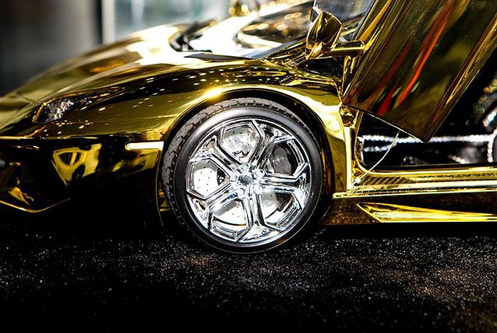 Theo nhà thiết kế Robert Gulpen, việc chế tác siêu xe mô hình này mất tới một năm rưỡi và cần sự hợp lực của một nhóm 10 kỹ sư lành nghề. 