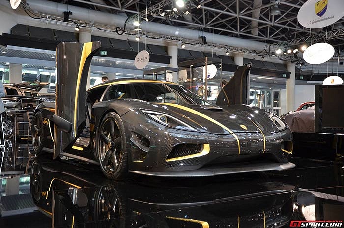 Koenigsegg Hundra sở hữu ngoại thất độc đáo bằng sợi carbon xanh cùng động cơ V8 tăng áp dung tích 5.0 lít công suất 1.030 mã lực. 