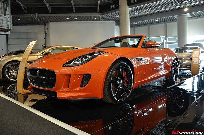 Jaguar F-Type V8 S, đại diện nhà Jaguar nổi bật với thiết kế quyến rũ và động cơ V8 dung tích 5.0 lít. 