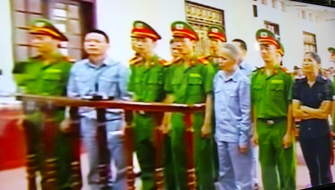 Các bị cáo nghe tòa phúc thẩm tuyên án