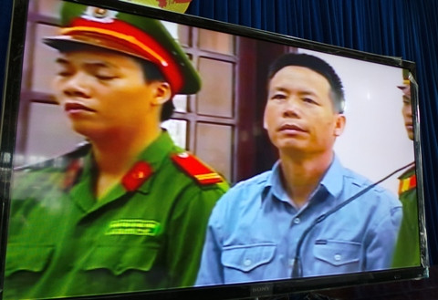 Bị cáo Vươn nghe tòa phúc thẩm tuyên án