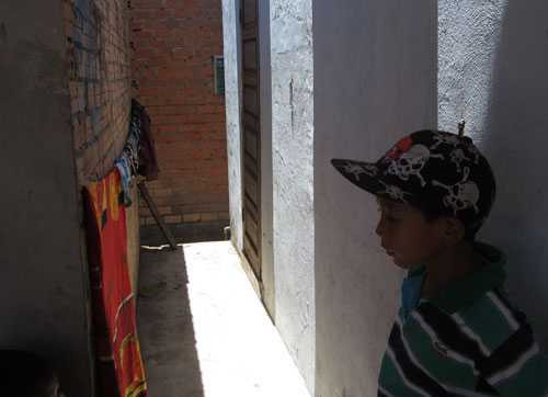 bóng đen trên mái nhà