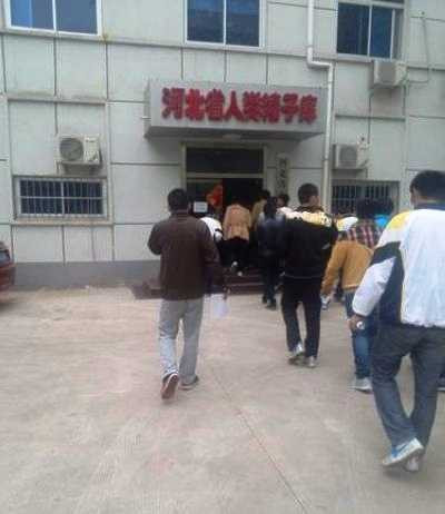 nam sinh bị ép hiến tinh trùng