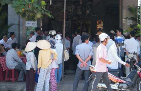 cô giáo trẻ, tự tử, nước rửa chén