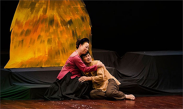 Năm nào cũng vậy, Tự Long, Xuân Bắc là những cái tên rất đắt sô mùa tết thiếu nhi. Năm nay, cặp đôi này cũng cùng bạn diễn Thu Hà, Thành Trung, Phú Đôn đem tiếng cười đến với trẻ nhỏ.