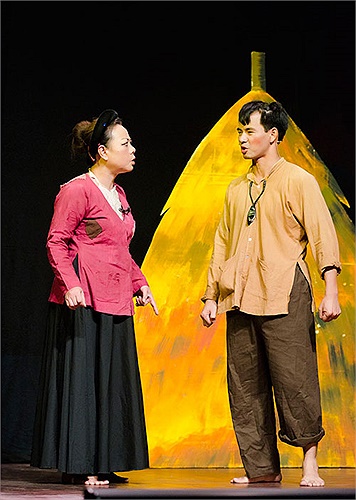 Bên cạnh Xuân Bắc là diễn viên Thu Hà