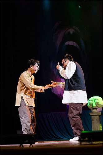 Thành Trung tung hứng cùng Xuân Bắc.