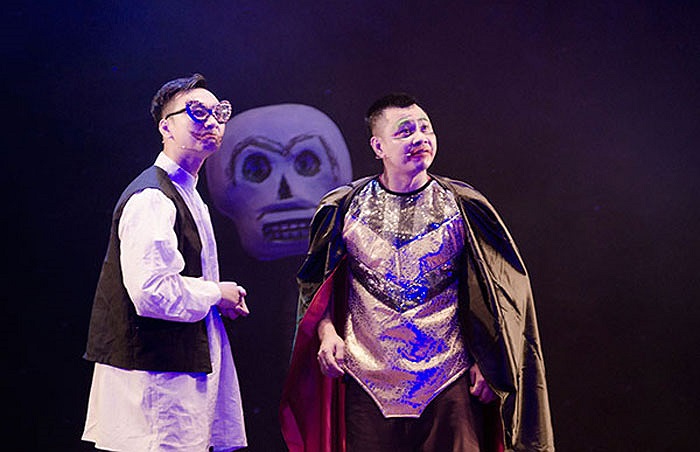 Tự Long trong vở diễn, dù bị bong gân chân do đá bóng nhưng anh vẫn diễn rất say sưa.