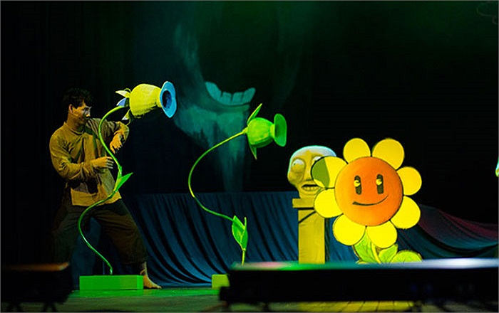 Xuân Bắc vào vai một cậu bé thông minh nhưng nghịch ngợm, còn Tự Long đóng đại vương thống lĩnh lũ ma quỷ. 