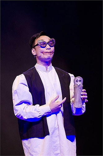 Thành Trung trong kiểu trang điểm gớm giếc. Chương trình sẽ kéo dài đến 2/6. (Ảnh: Lê Chí Linh)