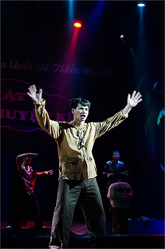 Vở kịch do đích thân nghệ sĩ ưu tú Tự Long viết kịch bản, trong đó có đưa những tình tiết cốt truyện của bộ truyện tranh nổi tiếng Đô Rê mon và Bảy viên ngọc rồng. 