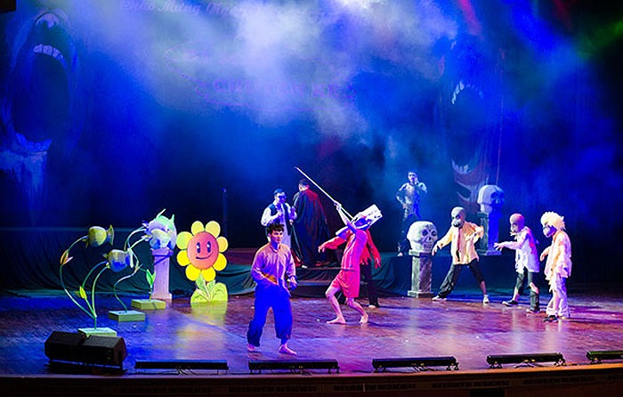 Năm nay ngoài màn đấu võ (không mang tính chất bạo lực, triệt hạ đối thủ mà lại là những pha đánh võ vui nhộn, chọc cười các em), nhóm nghệ sĩ còn cố gắng đưa vào đó các màn lửa thật sự minh họa cho cảnh phù phép làm tăng tính hấp dẫn và tạo sự thích