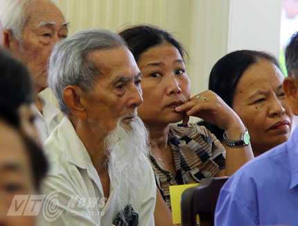 Xúc động giây phút trao kỷ vật cán bộ đi B