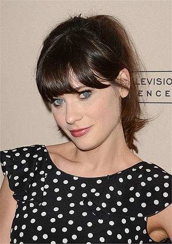 2. Zooey Deschanel mang đến kiểu tóc trẻ trung nhuộm nâu và cắt mái bằng tự nhiên buộc gọn lên cao.