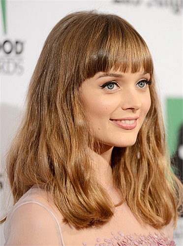 12. Bella Heathcote với mái bằng và những lọn tóc xoăn nhẹ tự nhiên. 