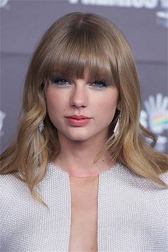 3. Taylor Swift trung thành với kiểu tóc mái bằng và những lọn vàng dài óng ả xoăn không cầu kỳ.