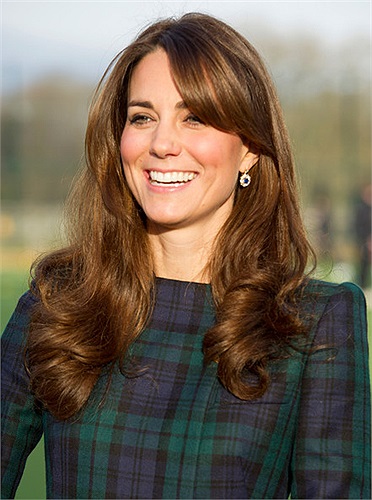 4. Kate Middleton với một chút phần mái rủ ôm khuôn mặt và những lọn tóc xoăn cầu kỳ ở phần đuôi tóc.