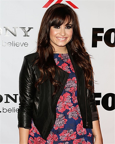 6. Demi Lovato cắt mái ngắn tự nhiên, phần tóc dài ngang vai được uốn xoan nhẹ.