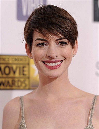 10. Anne Hathaway với mái tóc ngắn năng động gây ấn tượng mạnh với tất cả mọi người.