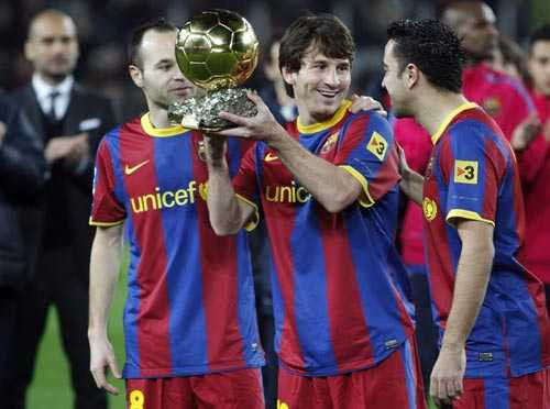 AC Milan-Barca: Mơ tương lai, tạm lui hiện tại