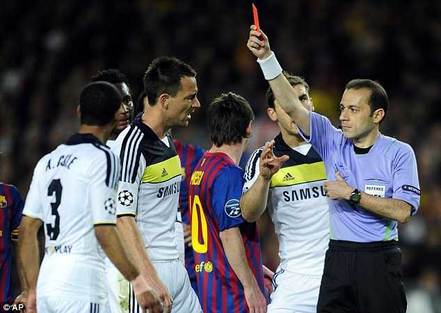 Ai từng là nạn nhân của trọng tài vừa hại MU?