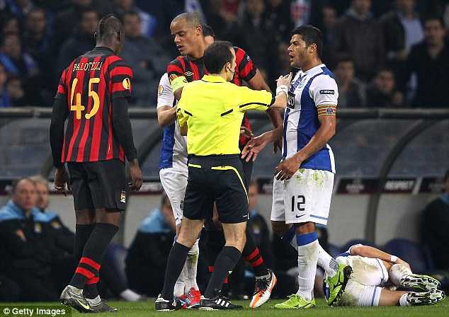 Ai từng là nạn nhân của trọng tài vừa hại MU?