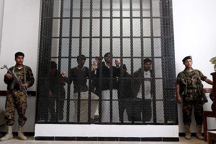 Quân đội Yemen canh gác các phiến quân được cho là thành viên của Al Qaeda