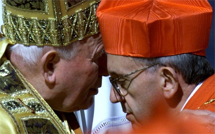 Jorge Mario Bergoglio hôn Giáo hoàng John Paul II trong ngày nhận chức Hồng y năm 2001