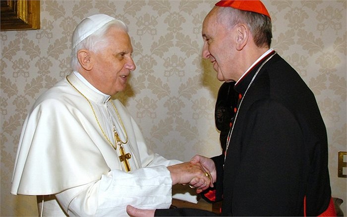 Cựu Giáo Hoàng Benedict XVI và Hồng Y Bergoglio gặp gỡ nhau trước đây