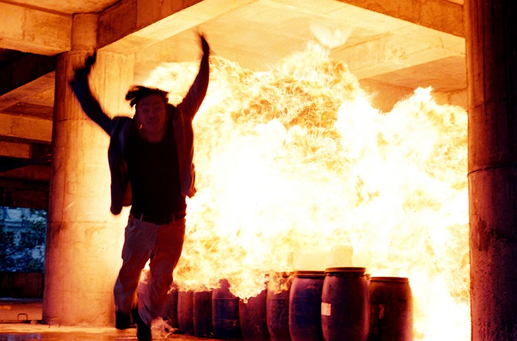 Từng làm Cascedeur nhiều năm, tham gia rất nhiều bộ phim trong nước và quốc tế, Lữ Đắc Long có dịp ghi lại những khoảnh khắc cháy nổ kinh hoàng trên phim trường của các Cascadeur và nghệ sĩ. Đây là khoảnh khắc của Lý Hùng trong phim Kế hoạch 99.