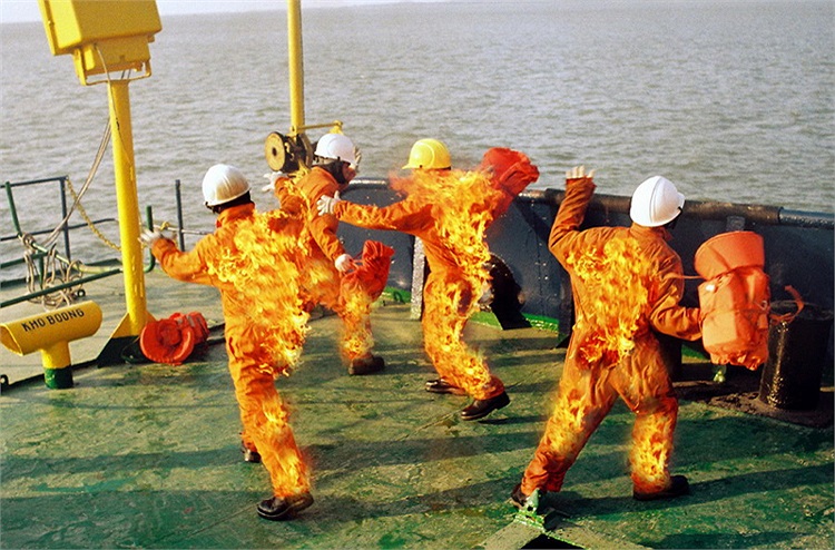 Cảnh cháy kỷ lục trong phim chuyện tình biển xa của 4 cascadeur Việt Nam.