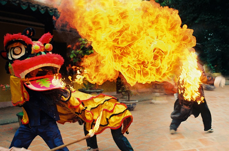 Cascadeur Lữ Đắc Long cháy trong phim ca nhac Hoàng Phi Hồng